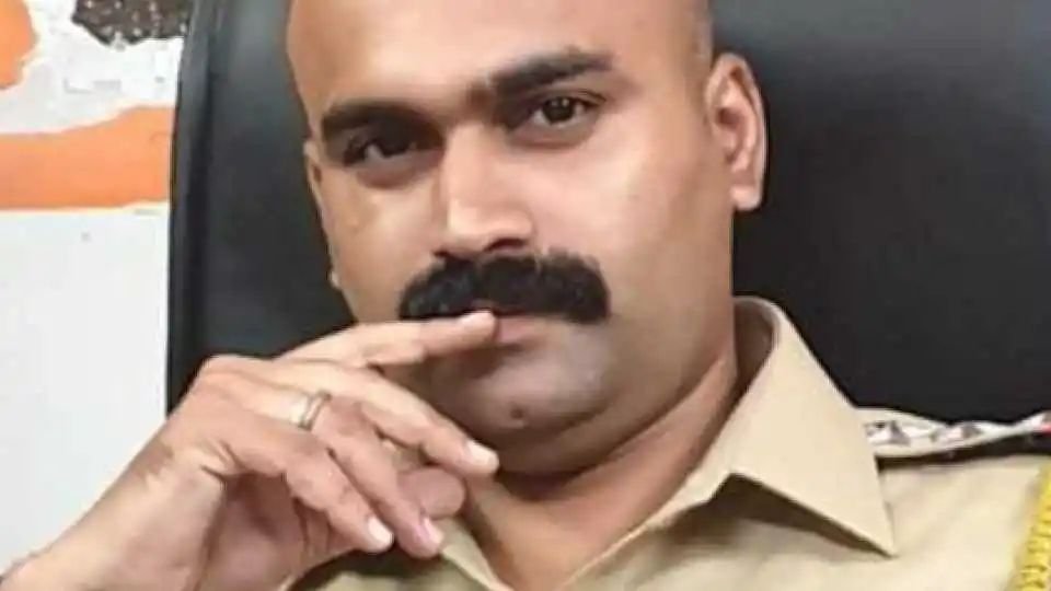 Adarsh Maharashtra | तुम्हीच माझ्या पतीवर अंत्यसंस्कार करा; पोलिस अमोल कुलकर्णी अनंतात विलिन