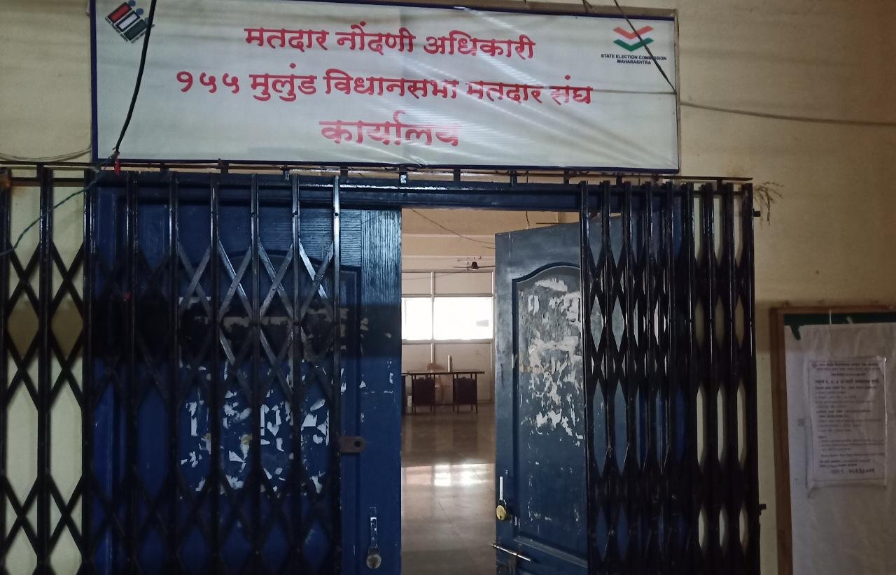 Adarsh Maharashtra | मुलुंड विधानसभा निवडणूक कार्यालय मागील सात महिन्यांपासून अंधारात ! विजेचे...