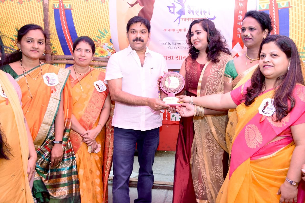 Adarsh Maharashtra | परळ मध्ये महिलांनी रक्तदान...