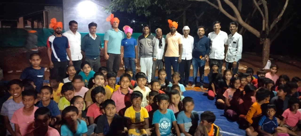 Adarsh Maharashtra | कोविड मदत कक्ष वाखरी तर्फे विशेष प्राविण्य मिळविणाऱ्या खेळाडूंचा सत्कार