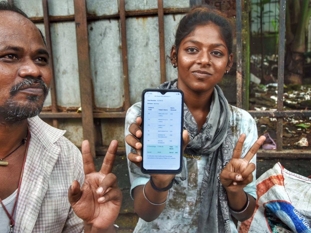 Adarsh Maharashtra | शाब्बास पोरी!मुंबईच्या फुटपाथवर राहणाऱ्या आस्माची यशाला गवसणी; जगतेय...