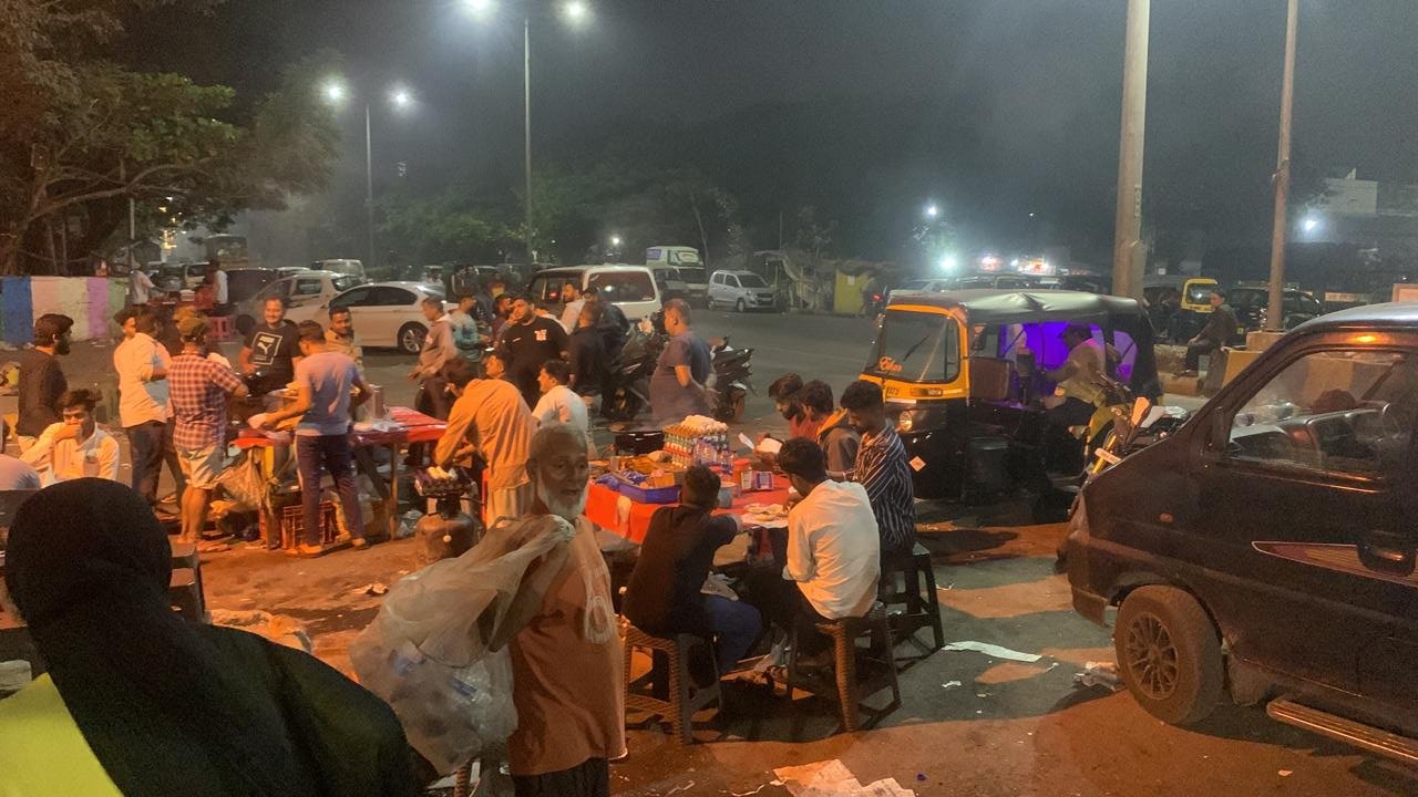 Adarsh Maharashtra | नवी मुंबई एपीएमसी मार्केटच्या गेट वरती रात्रभर अनधिकृत , खाद्यपदार्थ...