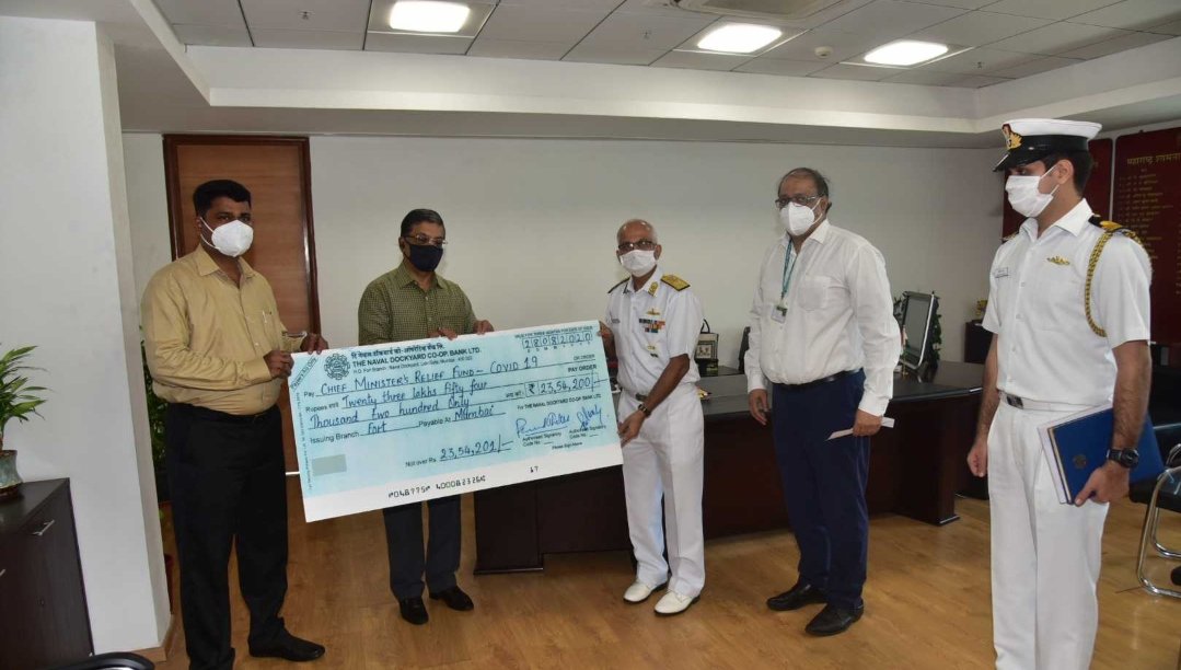 Adarsh Maharashtra | मुख्यमंत्री सहायता निधीस नेव्हल डॉकयार्ड बँकेकडून २३ लाखांचा धनादेश...