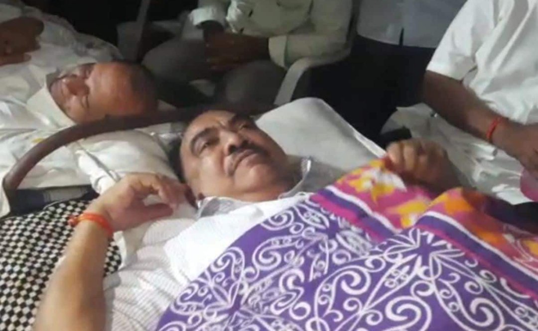 Adarsh Maharashtra | पोलीस स्टेशनसमोरच झोपले खडसे, १६ तासांपासून आंदोलन सुरूच