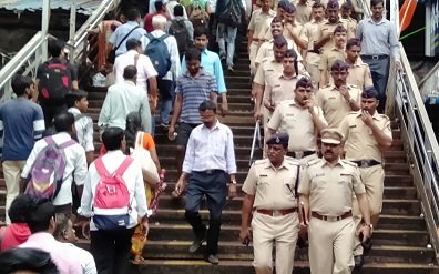 Adarsh Maharashtra | स्वातंत्र्य दिनाच्या पार्श्वभूमीवर दादर रेल्वे स्थानक परिसरात पोलिसांचे...