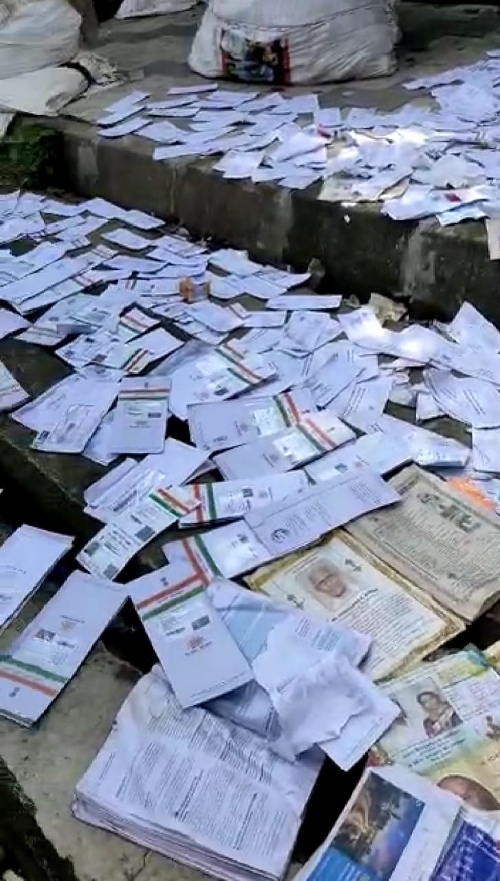 Adarsh Maharashtra | जोगेश्वरी विक्रोळी लिंक रोड लगत कचऱ्याच्या ढीगाऱ्यात सर्वत्र आधार कार्ड