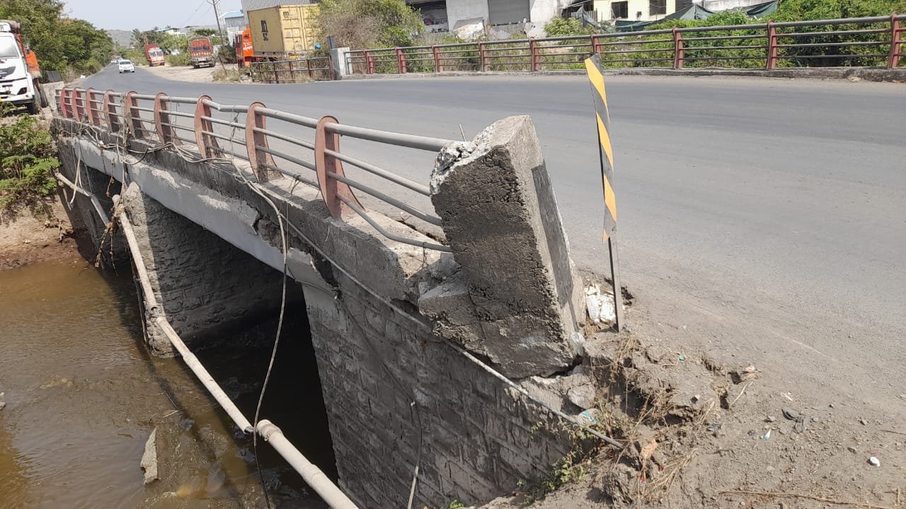 Adarsh Maharashtra | चिर्ले येथील पुलावरून  अवजड...