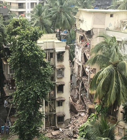 Adarsh Maharashtra | खार येथे इमारतीचा भाग कोसळून दहा...