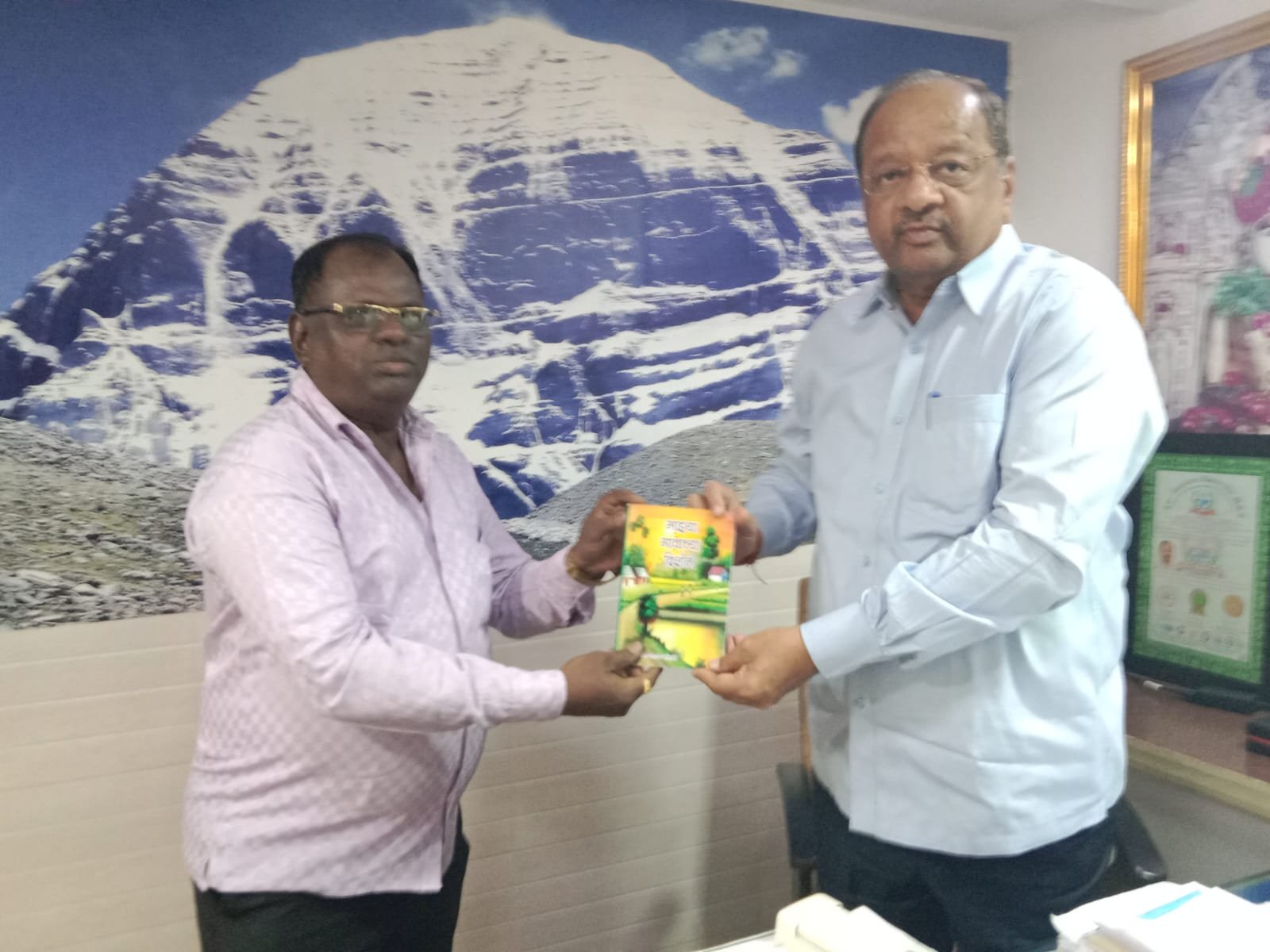 Adarsh Maharashtra | कवि भारत कवितके यांनी  खासदार...