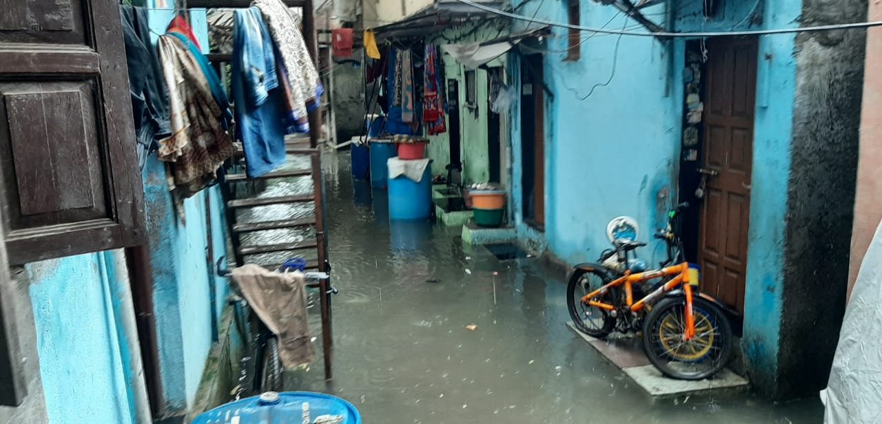 Adarsh Maharashtra | काल दुपार पासून जोरदार पाऊस पडत असल्याने मुबई सर्वत्र पाणीच पाणी साचले!