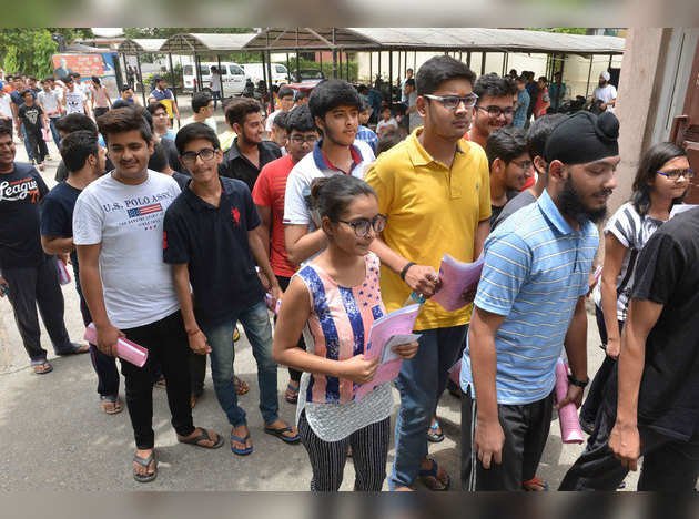 Adarsh Maharashtra | इंजिनीअरिंगला अवकळा