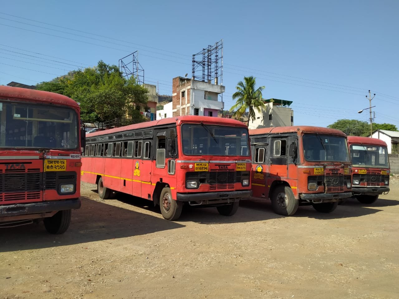 Adarsh Maharashtra | साताऱ्यातून आज 780 परप्रांतीय उत्तर प्रदेशासाठी बस ने सातारा रेल्वे...