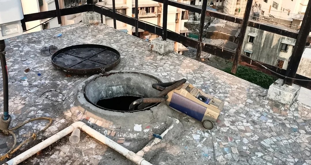 Adarsh Maharashtra | पाण्याच्या टाक्या साफ...