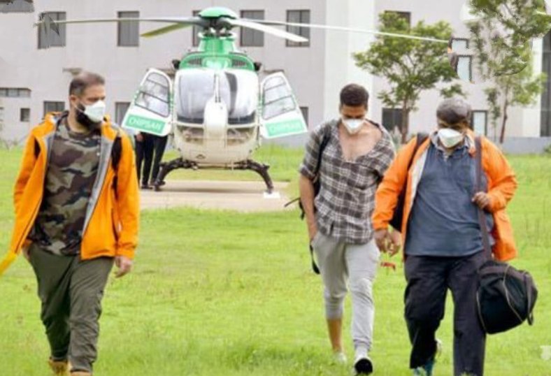 Adarsh Maharashtra | सामान्यांना २ किमीच्या मर्यादा असताना अक्षय कुमार हेलिकॉप्टरने नाशिकला,