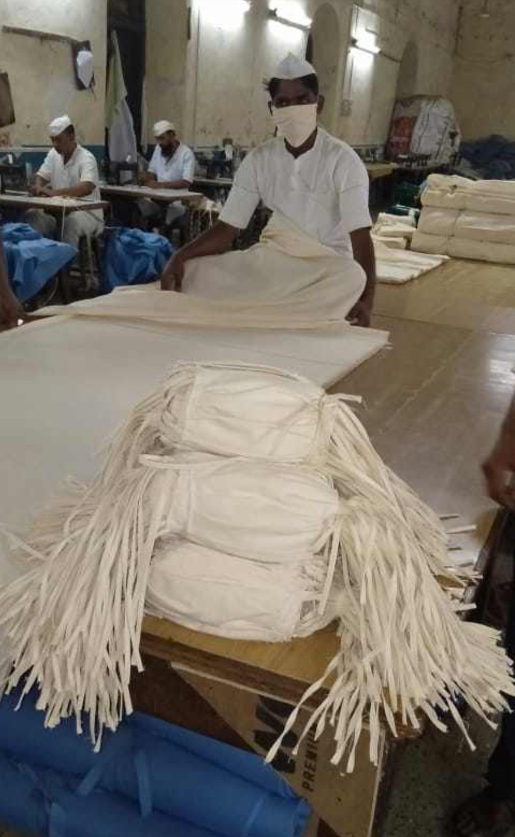 Adarsh Maharashtra | कोरोनाच्या पार्श्वभूमीवर तुरुंगातील बंद्यांद्वारे मास्कची निर्मिती ...