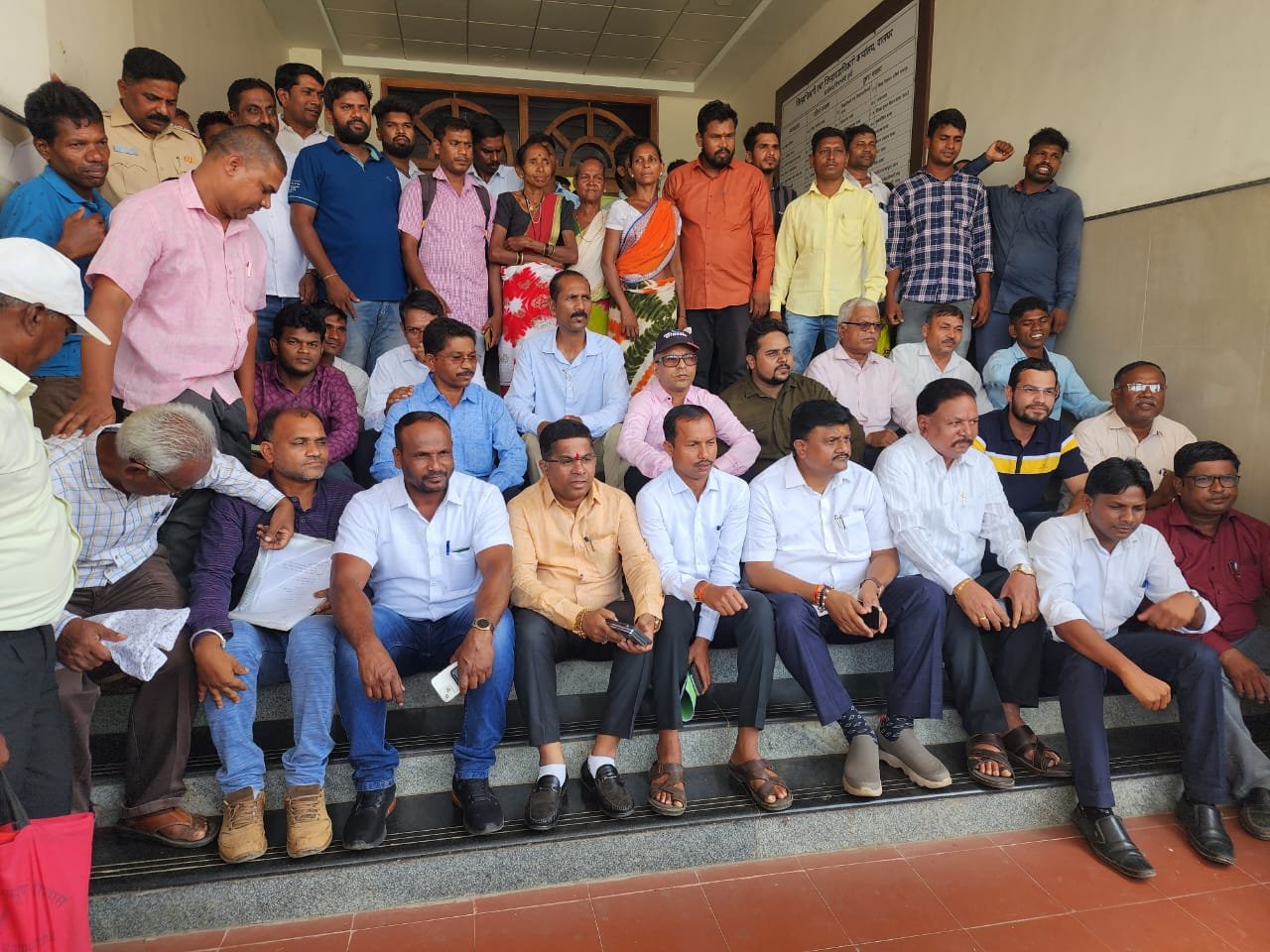 Adarsh Maharashtra | पालघर जिल्हाधिकारी यांच्या बैठकीला सर्व पक्षीय आमदारांचा बहिष्कार ; तर...