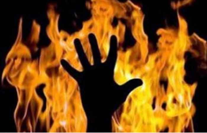 Adarsh Maharashtra | क्षुल्लक वादातून महिलेला जाळले