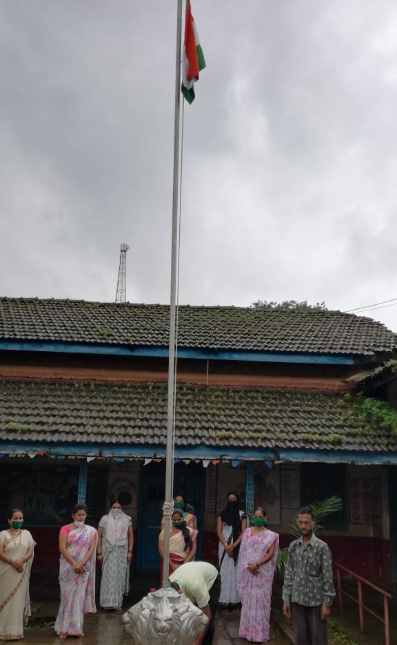 Adarsh Maharashtra | आजरा येथील कुमार भवन शाळेत अंगणवाडी सेविकांचे ध्वजारोहण .....