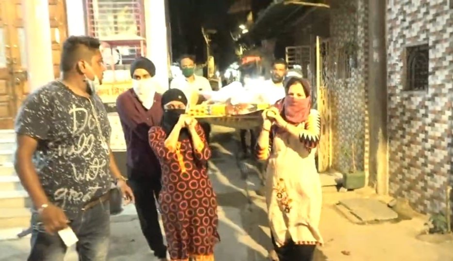 Adarsh Maharashtra | कोरोना’असल्याच्या संशयावरुन शेजाऱ्यांनी मदत नाकारल्याने आई मुलीलाच...