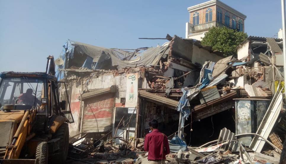 Adarsh Maharashtra | 'नेहरु विज्ञान केंद्र मेट्रो स्टेशन'च्या बांधकामा आड येणारी अनधिकृत...