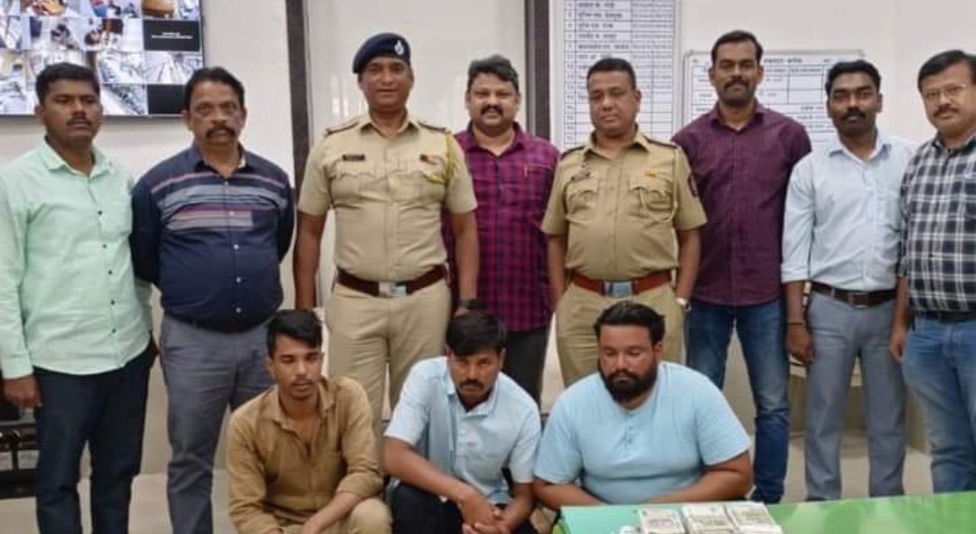 Adarsh Maharashtra | आयकर अधिकारी बनवून केली 20 लाखांची फसवणूक