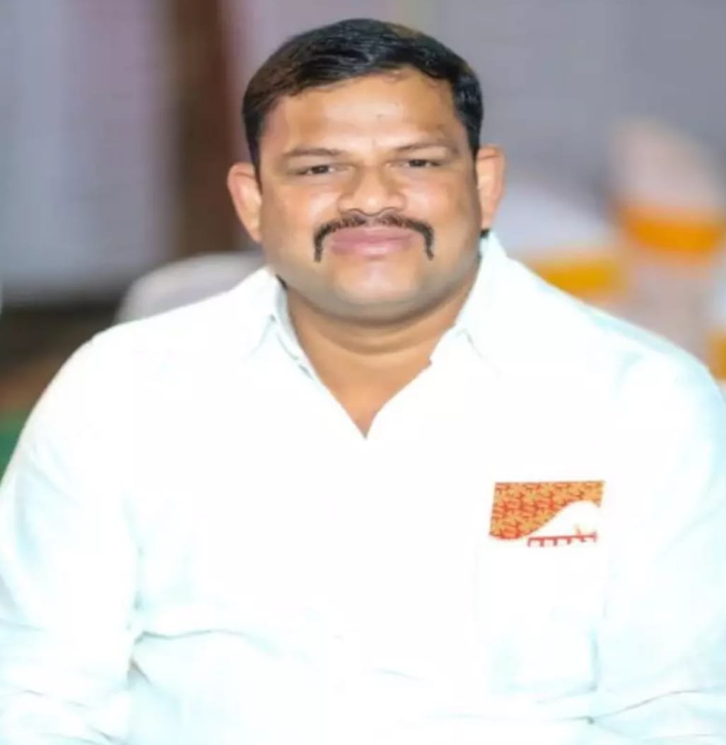 Adarsh Maharashtra | कर्जत किरवली येथे इनोव्हा कारचा पुलावरून पडून अपघात, पत्रकार धर्मानंद...