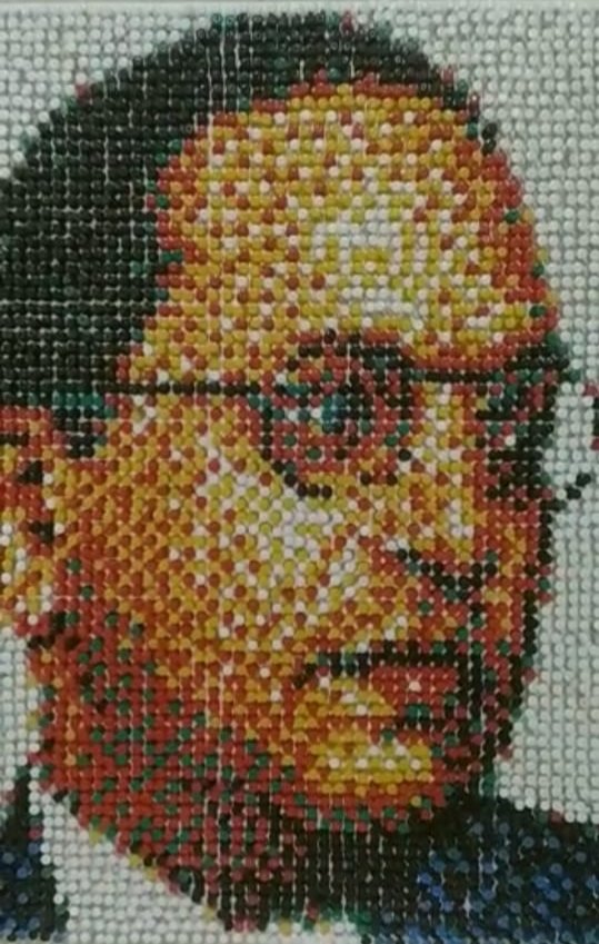 Adarsh Maharashtra | पोर्टेर्ट कलाकारांने पुश पिनाने बाबासाहेबांचे चित्र रेखाटून अनोखी...