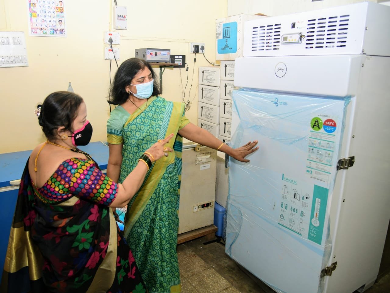 Adarsh Maharashtra | एफ /दक्षिण विभागातील कोविशील्ड  लसीच्या साठ्याची महापौर किशोरी पेडणेकर...