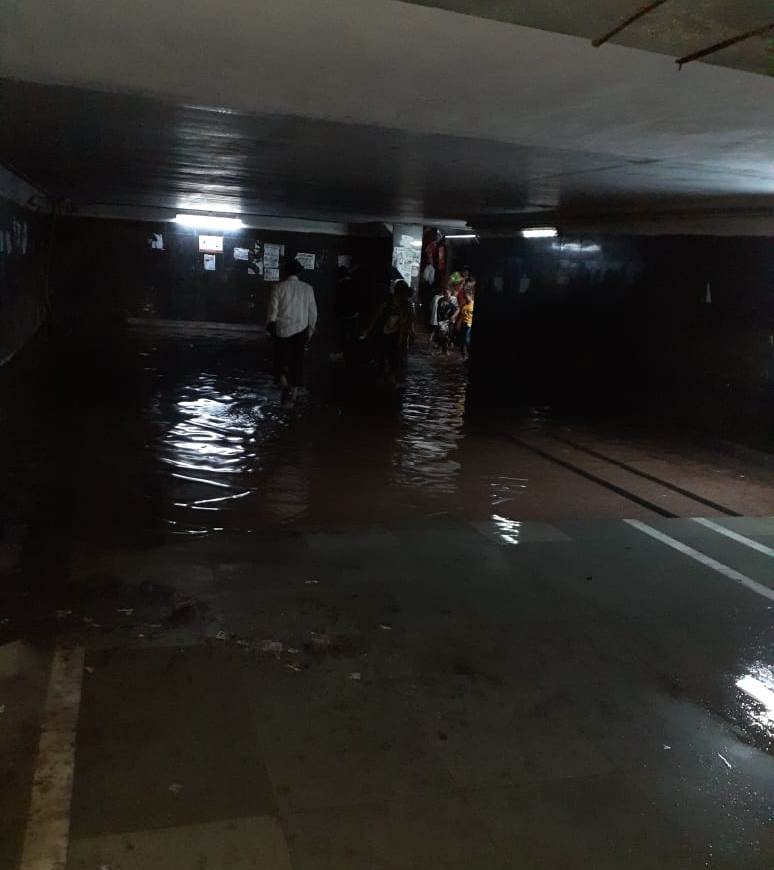 Adarsh Maharashtra | कुर्ला रेल्वे स्थानक भुयारी मार्गात पाणी! पादचाऱ्यांचे हाल!