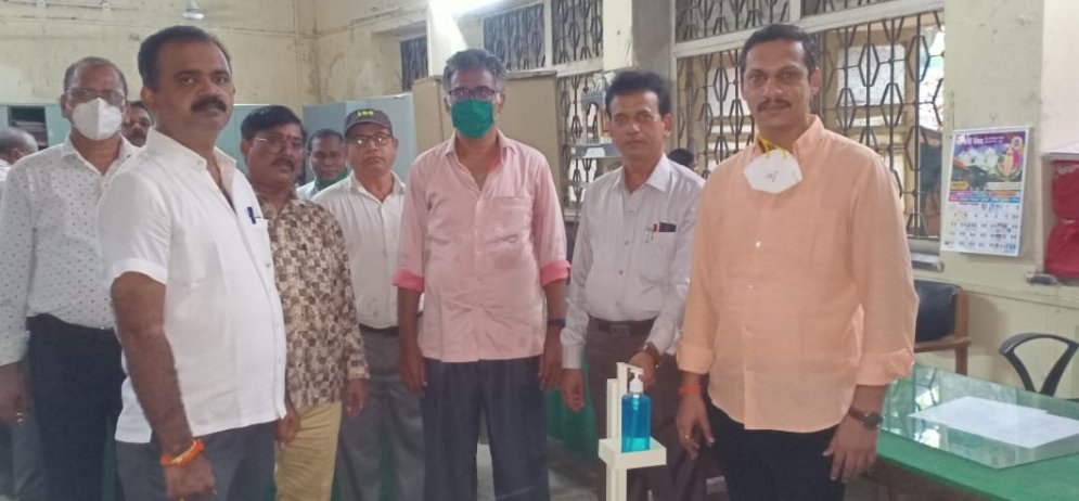 Adarsh Maharashtra | मुलुंड तहसील कार्यालयात सॅनिटायझर व सॅनिटायझर होल्डिंग स्टँडचे मोफत वाटप