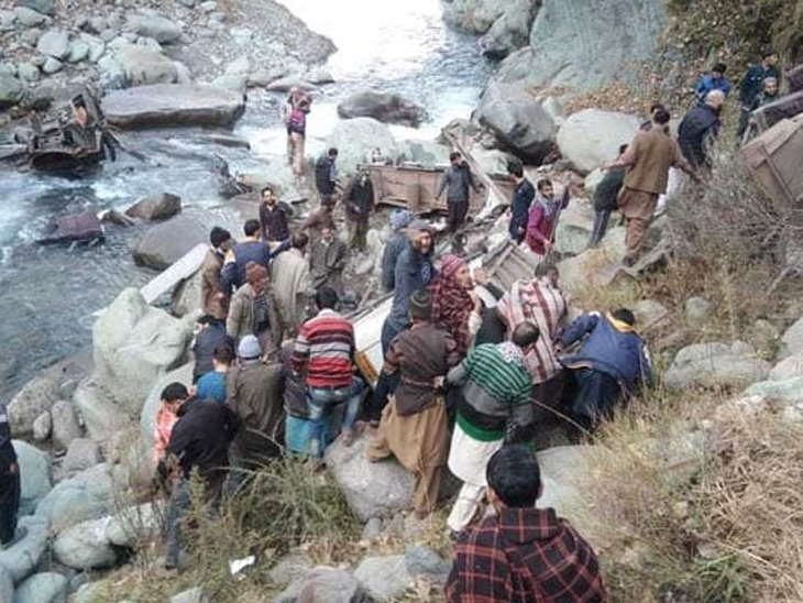 Adarsh Maharashtra | काश्मीरात भीषण बस अपघात, दरीत कोसळून ११ ठार