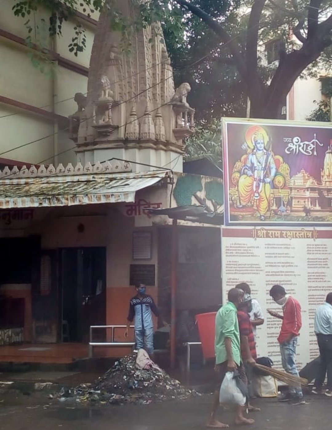 Adarsh Maharashtra | १५ दिवसांपूर्वी काढलेला नाल्यातील कचरा अद्याप न उचलल्याने परिसरात घाण व...