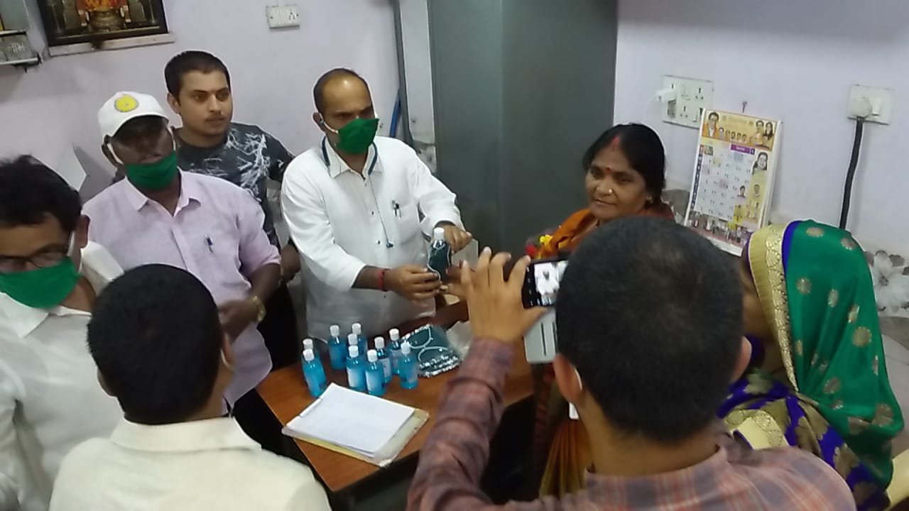 Adarsh Maharashtra | कांदिवली मध्ये नगरसेवक बाळा तावडे व्दारा स्थानिक नागरिकांना सँनिटायजर...