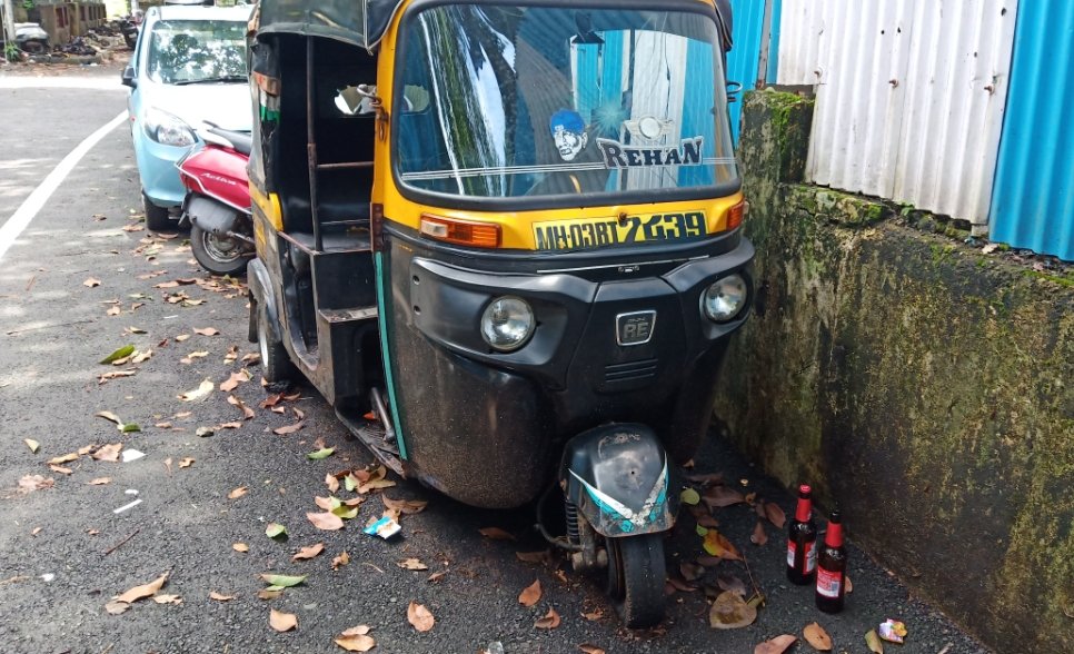 Adarsh Maharashtra | बेवारस रिक्षा बनली तळीरामांचा अड्डा ! चालतात अनैतिक धंदे ! पालिका...