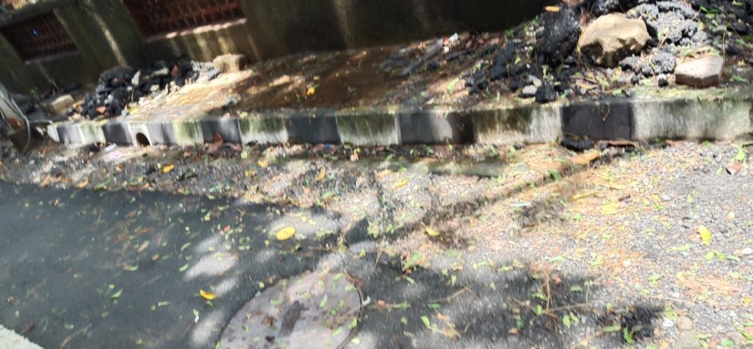 Adarsh Maharashtra | केबल दुरुस्तीसाठी महावितरणने खोदलेल्या रस्त्याचे डेब्रिज कित्येक...