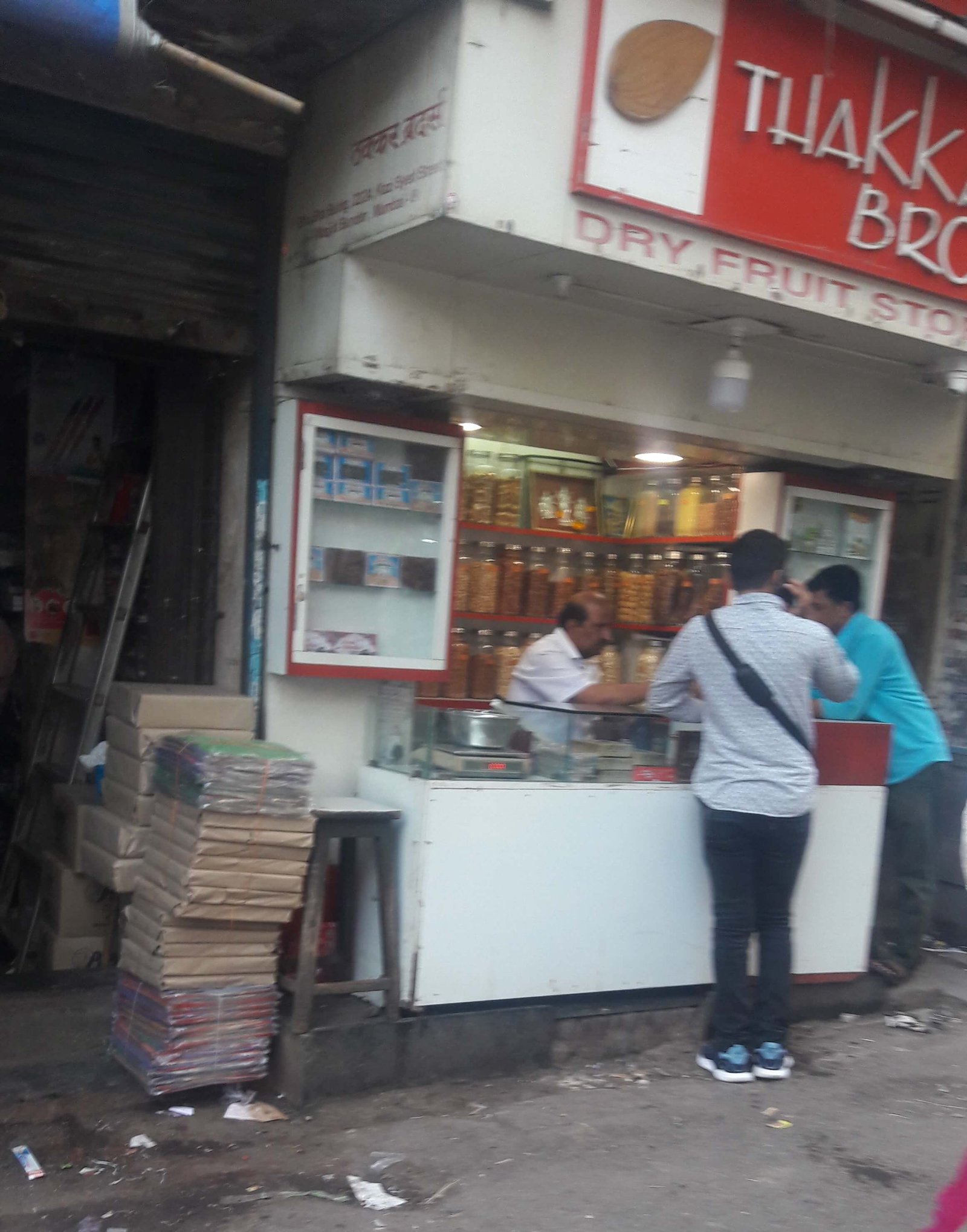 Adarsh Maharashtra | मस्जिद बंदरात ड्रायफ्रूट  व्यापाऱ्याने गिळला पालिकेचा नाला