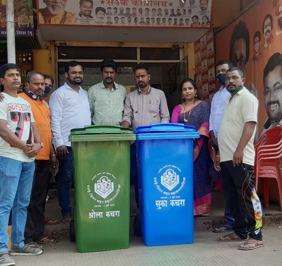 Adarsh Maharashtra | विरार,मनवेलपाडा येथील इमारतींना शिवसेनेकडुन सुखा-ओला कचऱ्याचे डब्बे वाटप
