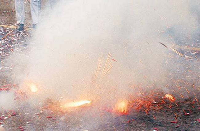 Adarsh Maharashtra | फटाके प्रदूषणामुळे मुंबईवर धुराचे सावट