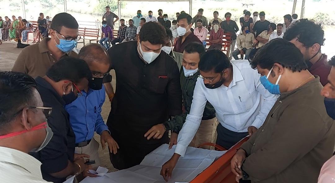 Adarsh Maharashtra | देसाई आगासन खाडी उड्डाणपुलासंदर्भात मनसे आमदार, अधिकारी आणि ग्रामस्थांमध्ये संयुक्त बैठक  मनसे आमदार राजू पाटील लवकरच घेणार ग्रामस्थांसोबत ठाणे मनपा आयुक्तांची भेट