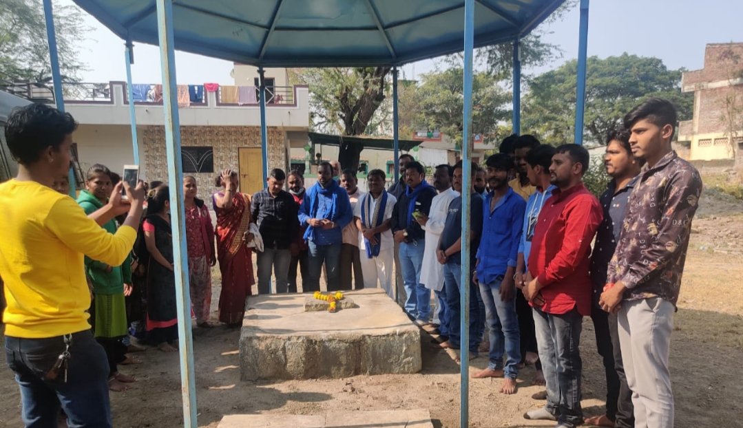 Adarsh Maharashtra | वढू बुद्रुक मध्ये भीम आर्मीने मनुस्मृती आणि मोदीस्मृतीचे जाहीर दहन केले.