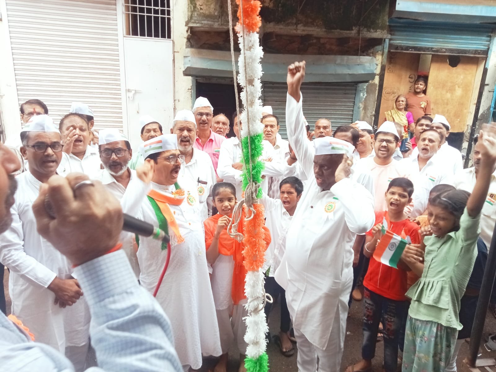 Adarsh Maharashtra | श्रीसिध्दिविनायक सहकारी गृहनिर्माण संस्थेचा कार्यालया समोर स्वातंत्र्य...