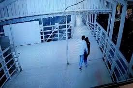 Adarsh Maharashtra | माटुंगा रेल्वे स्टेशनवर छेडछाड, तरुणाने जबरदस्तीने केलं तरुणीला Kiss