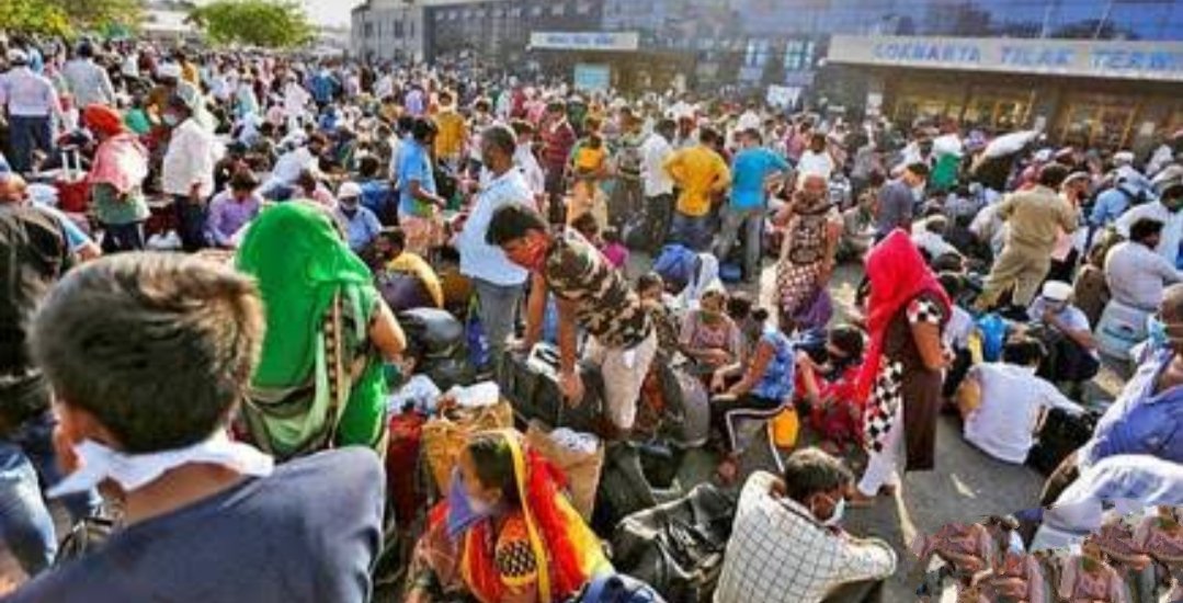 Adarsh Maharashtra | परराज्यात जाणाऱ्या रेल्वेगाडय़ांसाठी स्थानकांबाहेर स्थलांतरितांचे लोंढे