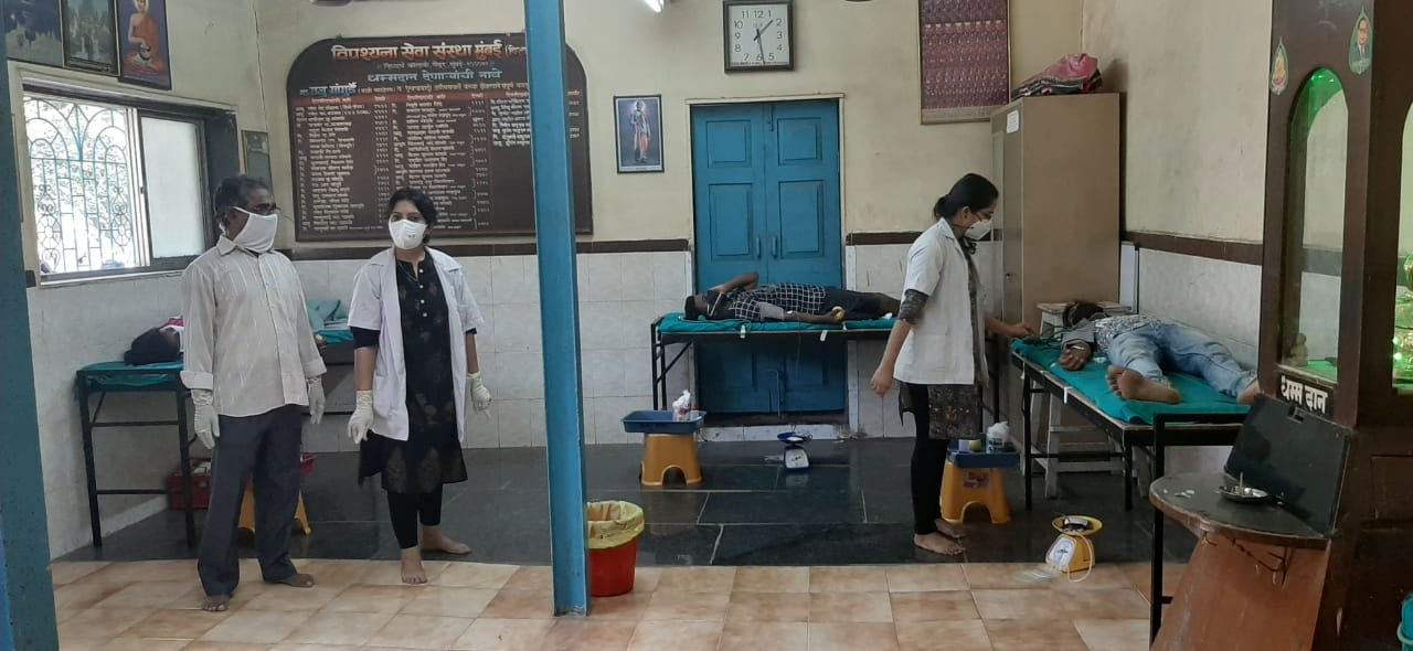 Adarsh Maharashtra | कोरोना रुग्णाच्या मदतीकरिता चेंबूर येथील सिध्दार्थ काॅलनीतील  तरुणांचे...