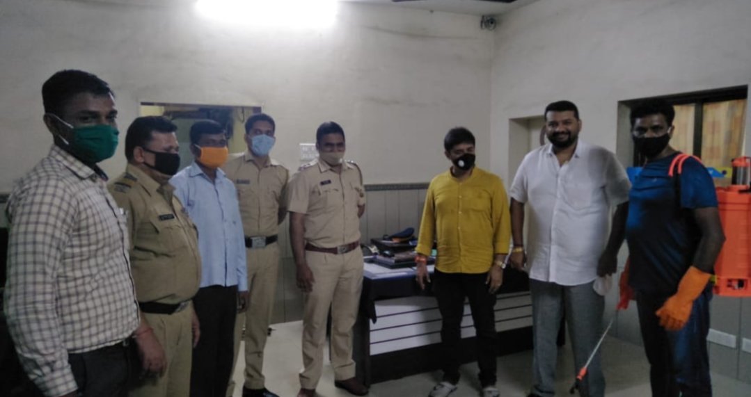 Adarsh Maharashtra | मुलुंड पोलिस स्टेशनला कोरोनारुग्ण आढळल्याने परिसरात सॅनिटाईजर फवारणी