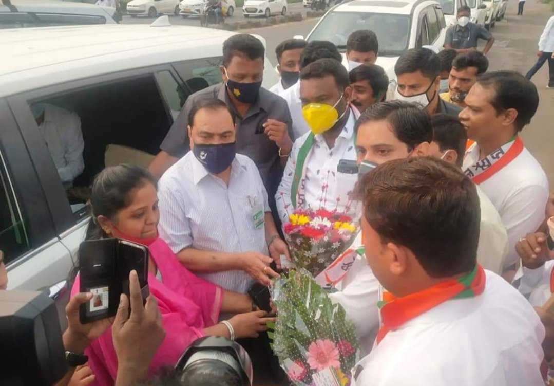 Adarsh Maharashtra | मुंबईहून जळगावला जात असता एकनाथ खडसे यांचे मुलुंड येथे जंगी स्वागत