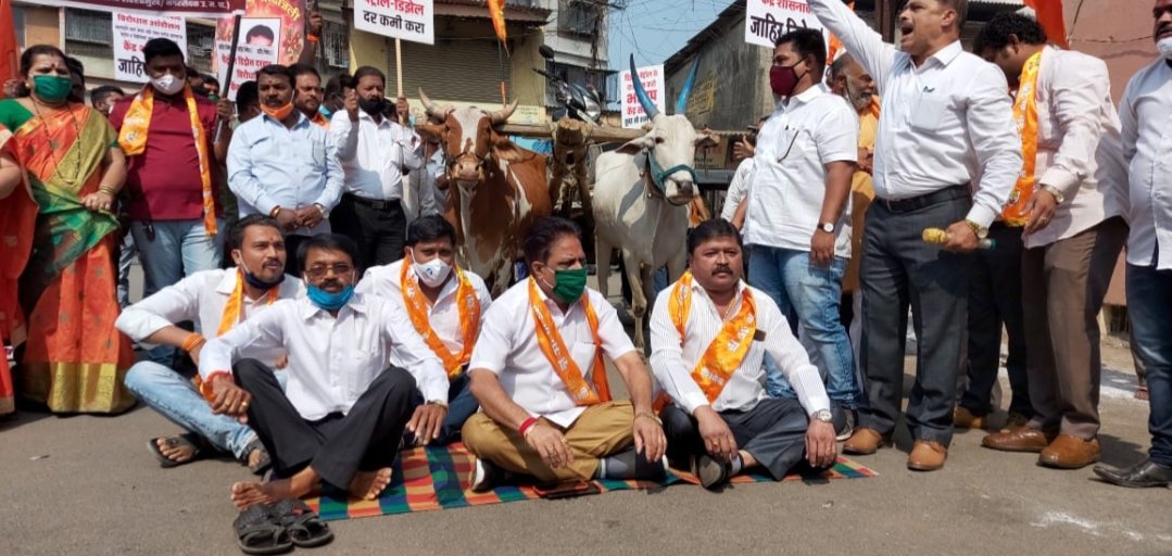 Adarsh Maharashtra | बैलगाडीवर दुचाकी ठेऊन इंधन दरवाढीचा निषेध.