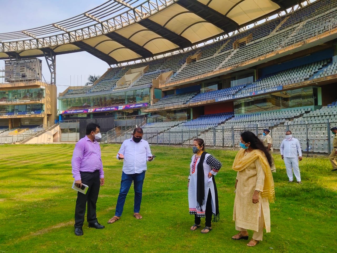 Adarsh Maharashtra | आगामी नियोजनाच्या अनुषंगाने वानखेडे स्टेडियमची महापौरांनी केली पाहणी