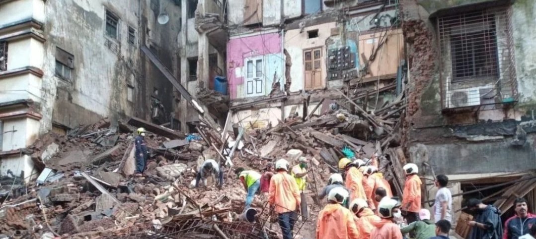 Adarsh Maharashtra | फोर्ट येथील रहिवाशी इमारतीची एक बाजू कोसळली, दोघांचा मृत्यू, मुख्यमंत्री...
