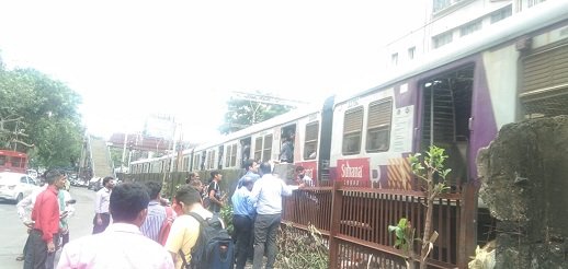 Adarsh Maharashtra | चर्नीरोड स्थानकाजवळ लोखंडी बिमला आपटून तरुण जखमी